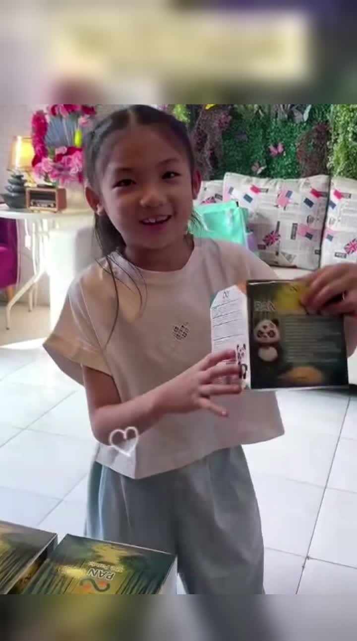 Anak-anak dengan PAN The Panda 1